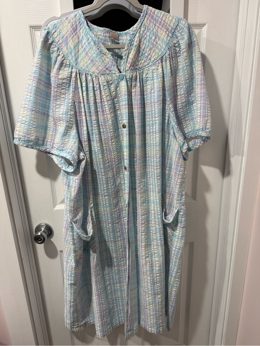 Secret Treasures Woman Pastel Plaid robe, paint missing from buttons size 3X